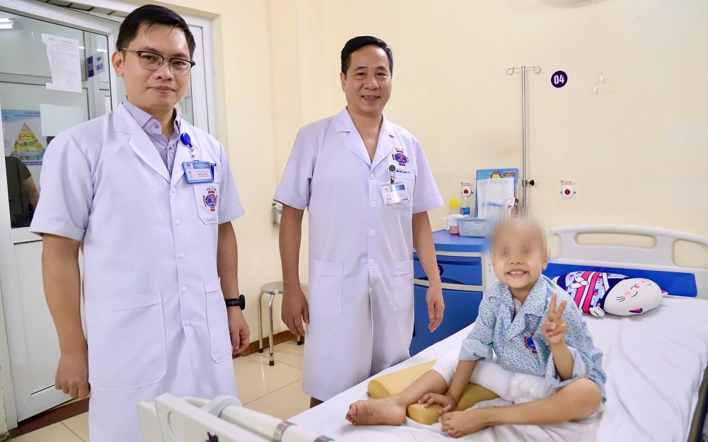 Bệnh nhi 6 tuổi mắc ung thư xương được thay khớp tăng trưởng nhân tạo đầu tiên tại Bệnh viện K